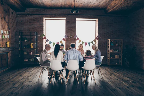 Achterste achter weergave van mooie mooie mooie vrolijke gehuwde — Stockfoto