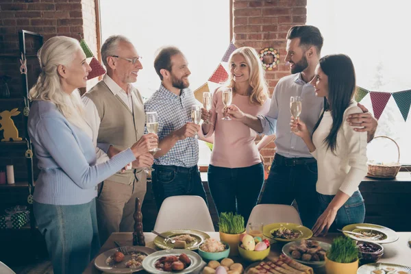 Close Parentes Reunidos Casa Decorada Mesa Jantar Com Copos Bebida — Fotografia de Stock