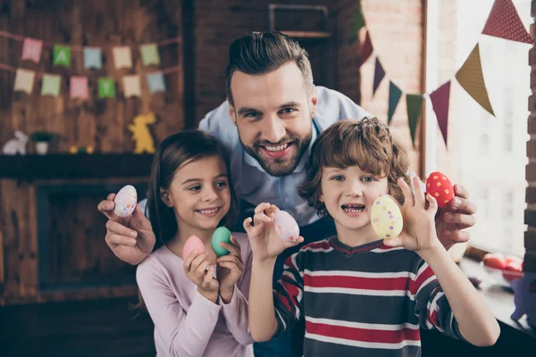 De cerca la foto del padre con los niños tío sosteniendo huevos en han — Foto de Stock