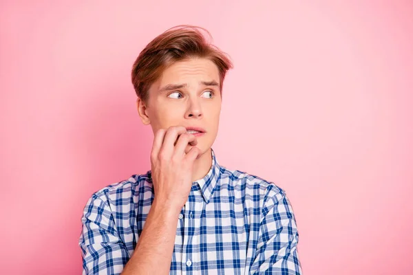 Fechar-se retrato de oh não oops ele seu menino mordendo fea dedo — Fotografia de Stock