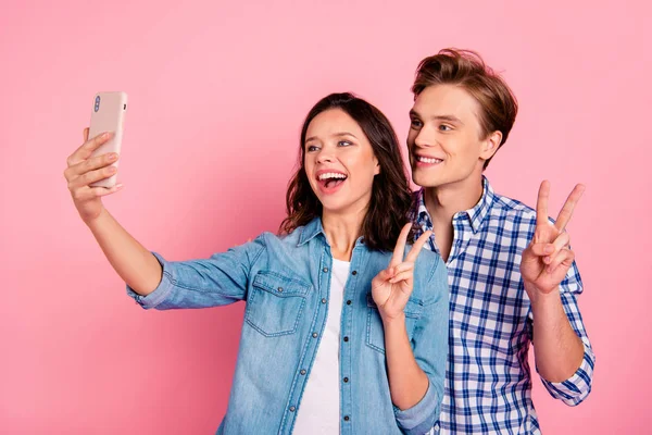 Pembe Pastel Arka Plan Üzerinde Yapım Selfie Sign Gösterilen Alarak — Stok fotoğraf