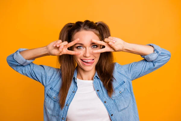 Närbild foto av Söt brunett hon hennes dam med ponytails tric — Stockfoto