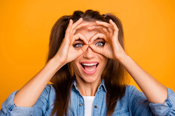 Detailní záběr fotografie krásná brunetka jí její pěkný účes lady — Stock fotografie