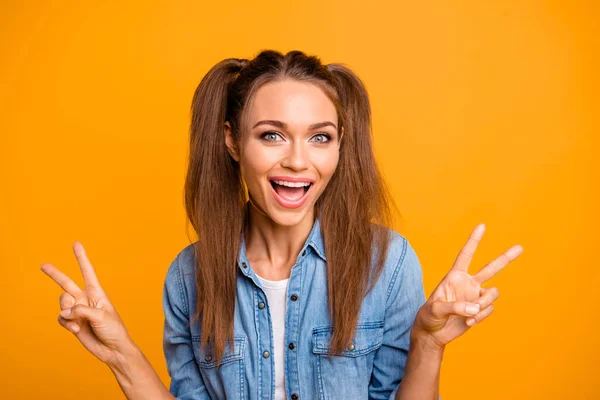 Detailní záběr fotografie krásná brunetka jí její pěkný účes lady — Stock fotografie