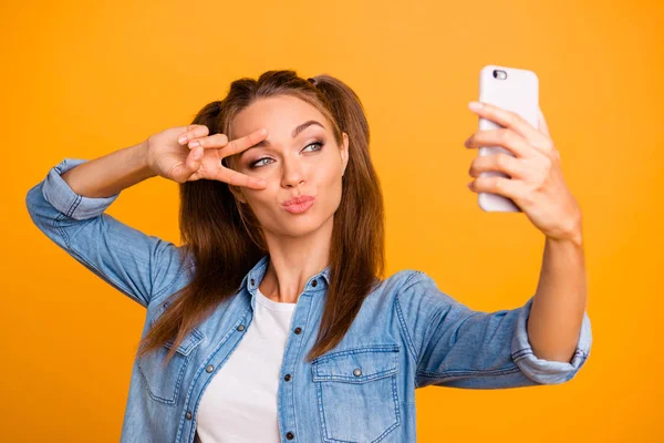 Portrait von nett aussehenden hübschen attraktiven fröhlichen Positiven — Stockfoto