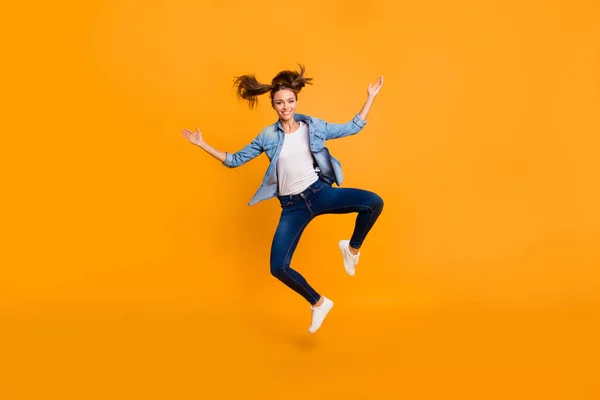 Volledige lengte lichaam grootte weergave van leuke aantrekkelijke mooie schattige fe — Stockfoto