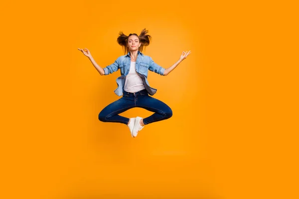 Longitud completa vista del tamaño del cuerpo de agradable atractivo encantador delgado deportivo — Foto de Stock