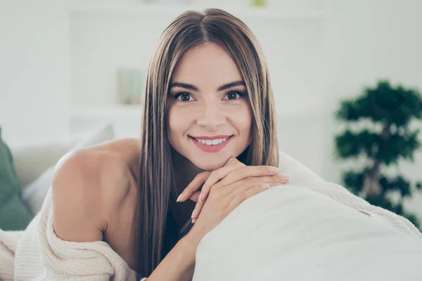 Close-up portret van prachtige mooie brunette ze haar slanke dame — Stockfoto