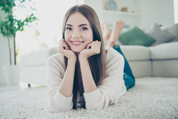 Close-up portret van verbazingwekkende prachtige mooie brunette ze haar l — Stockfoto