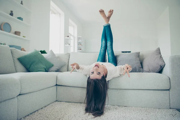 Detailní záběr portrét vzhůru nohama krásná brunetka jí její paní — Stock fotografie