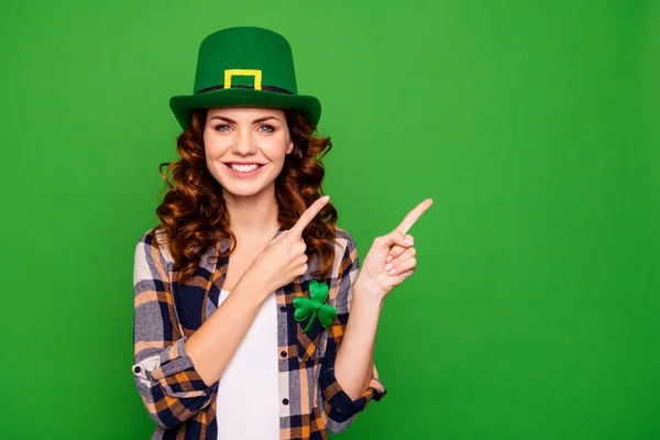 Nahaufnahme Foto von ihr ihre Dame lockigen brünetten Finger zeigt em — Stockfoto