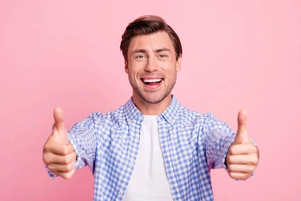 De cerca la foto de increíble él su hombre manos dedos señalando pulgar hacia arriba en la idea como aprobar el uso de ropa de camisa a cuadros casuales aislados sobre fondo rosa pálido — Foto de Stock