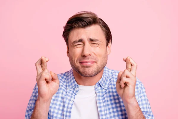 Close up foto de atraente engraçado ele ele seu homem boca e olhos fechados dedos apertados cruzados pedindo desejando em mente para ganhar competições vestindo roupas de camisa casual isolado no fundo rosa pálida — Fotografia de Stock