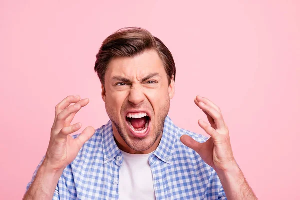 Close up foto de atraente, mas irritado ele seu homem gritando em voz alta gesto mostrando com braços sobrancelhas juntos vestindo roupas casuais camisa isolada no fundo rosa pálida — Fotografia de Stock