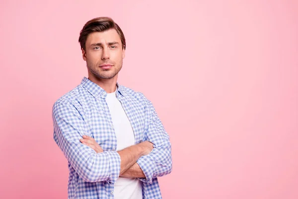 Close-up foto van vrij aantrekkelijk zelfbewust hij hem zijn man gekruiste armen toekomstige grote baas zakenman dragen casual geruite overhemd wit t-shirt outfit geïsoleerd op pale rose achtergrond — Stockfoto