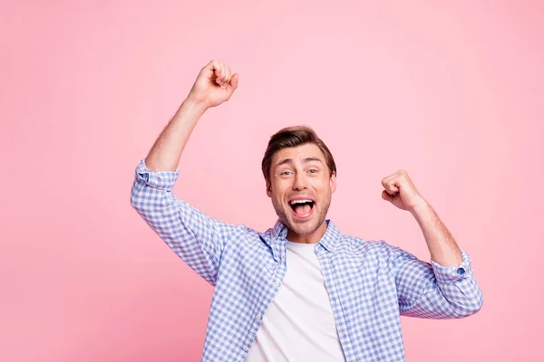 Close-up πορτρέτο της ωραίο χαριτωμένο ελκυστική όμορφος χαρούμενα χαρωπή θετική άντρας φοράει ελέγχονται πουκάμισο αυξάνοντας τα χέρια ψηλά απολαμβάνοντας απομονωμένη πάνω από ροζ παστέλ φόντο κόμμα — Φωτογραφία Αρχείου