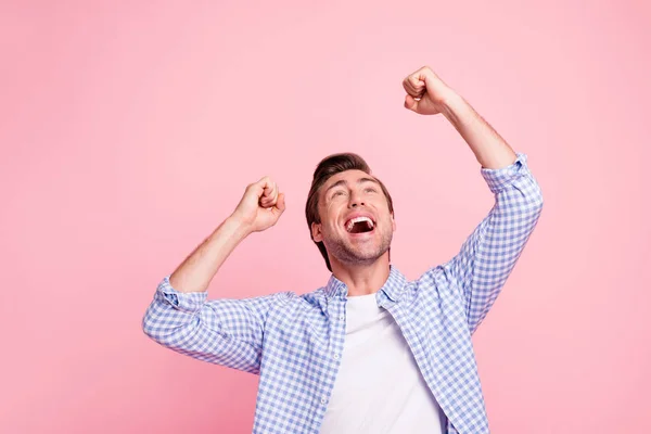 Primer plano retrato de agradable soñador atractivo guapo alegre alegre positivo con camisa a cuadros levantando las manos ganador de la lotería aislado sobre fondo pastel rosa — Foto de Stock