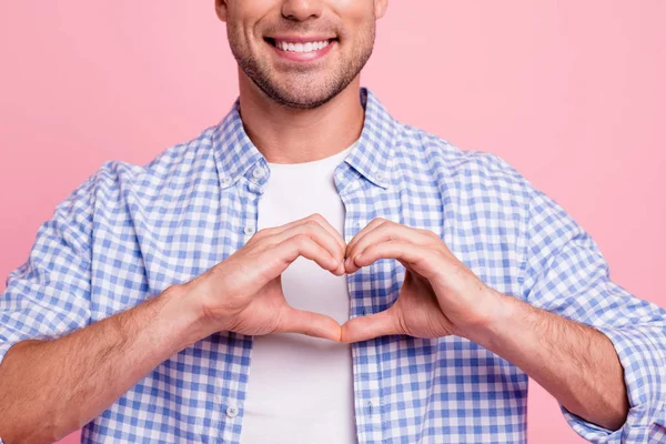 Bijgesneden close-up portret van zijn hij aardige aantrekkelijke knappe vrolijke positieve vent dragen gecontroleerd shirt toont hart vorm vriendje dat 14 februari geïsoleerd over roze pastel achtergrond — Stockfoto