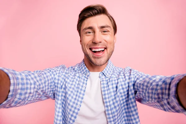 Close-up foto van mooie verbazende brunet hij hem zijn knappe hold-telefoon in wapens maken nemen selfie slijtage casual plaid shirt outfit geïsoleerd op roze achtergrond geruit — Stockfoto