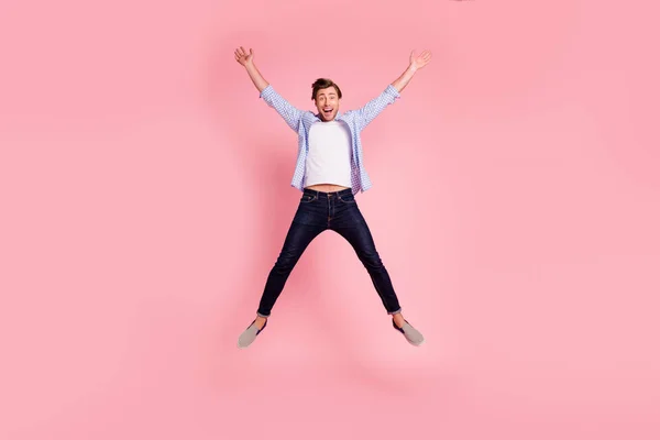 Полная длина тела фото прыжки высоко сумасшедший чир он его красивый счастливый рад действительно нужно праздновать пятницу вечером носить джинсы клетчатый рубашку изолированы на розовом фоне — стоковое фото