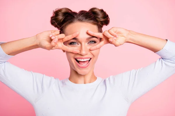 Nahaufnahme Foto von erstaunlich attraktiv hübsch sie ihre Dame mit niedlichen Brötchen beide Hände Finger in Form Figur V-Zeichen tragen weißen Pullover isoliert auf hellem rosa Hintergrund — Stockfoto