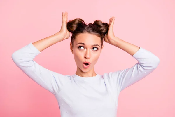 Close-up portret van leuk schattig aantrekkelijke mooie zoete vrolijke positieve grappige vrouwelijk meisje tot vaststelling van twee broodjes kapsel geïsoleerd over roze pastel achtergrond — Stockfoto