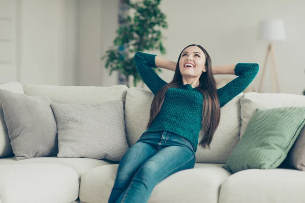 Pěkný roztomilý docela okouzlující moderní stylové zelené oblečení oblečení lady student sedí vleže na měkké nové s polštáři divan, drželi se za ruce za hlavou dolů — Stock fotografie