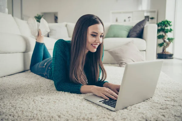 Muito bonito adorável alegre funky doméstico atraente com dentes radiante sorriso ela sua aluna deitada no chão usando netbook para enviar cartas de recepção do namorado — Fotografia de Stock