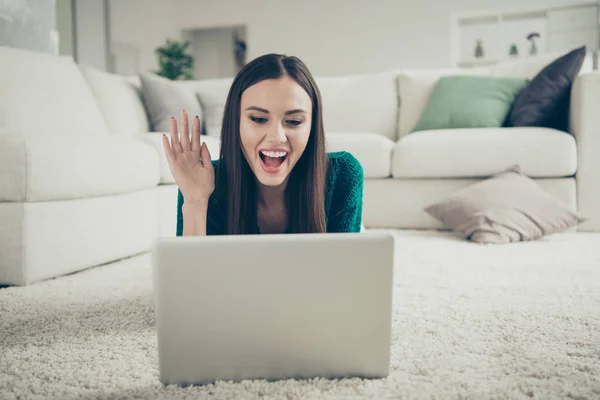 Vzdálené komunikace koncept. Detailní foto portrét docela roztomilý vyprávět příběhy příteli prostřednictvím Internetu pomocí stylový notebook, který leží na měkký bílý koberec — Stock fotografie