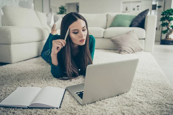 Nízký úhel pohledu Foto Smart krásné vážné zaměřené koncentrované věří jí její paní se snaží najít užitečné informace na internetu, vleže na podlaze — Stock fotografie