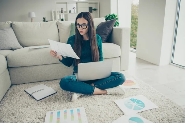 Finanční poradce drží zpráva v ruce kontrola chyb v programu prezentace drží netbook na laptop — Stock fotografie