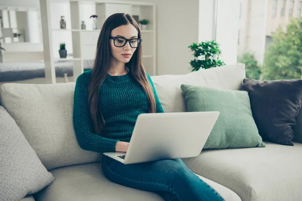 Hermosa inteligente inteligente encantador confiado concentrado en las especificaciones educado interesado ella su adolescente dama mirando monitor de pantalla en busca de información con estilo dispositivo de tecnología gadget — Foto de Stock