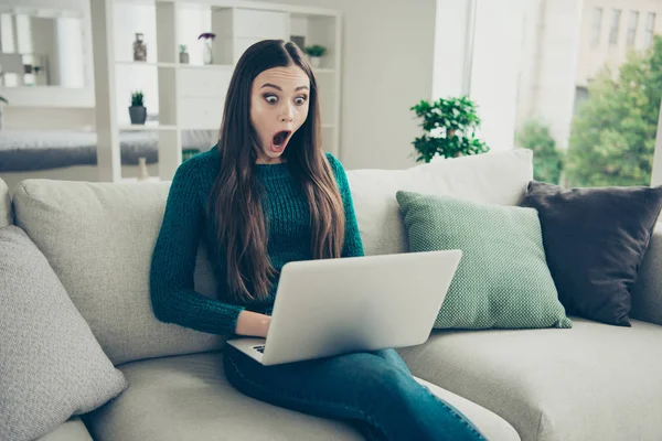 Attraktiva förslag hon hennes dam med funky emotionell reaktion tittar på skärmen shopaholic vill köpa varm idag på black friday sitter på mjuk beige divan i ljus interiör — Stockfoto