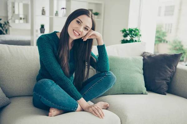 Docela sladké nabídky půvabné elegantní pozitivní optimistické vzrušený klidu s zářící zuby úsměv jí její lady s odpočinek na nové béžové nábytek divan — Stock fotografie