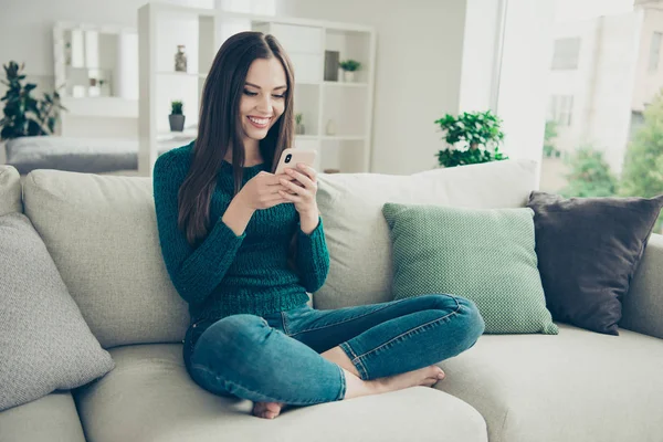 Bastante optimista positivo agradable atractivo hermoso en pantalones vaqueros vaqueros casual pantalones usando la celebración de dispositivo inteligente en las manos esperando como en instagram red social — Foto de Stock