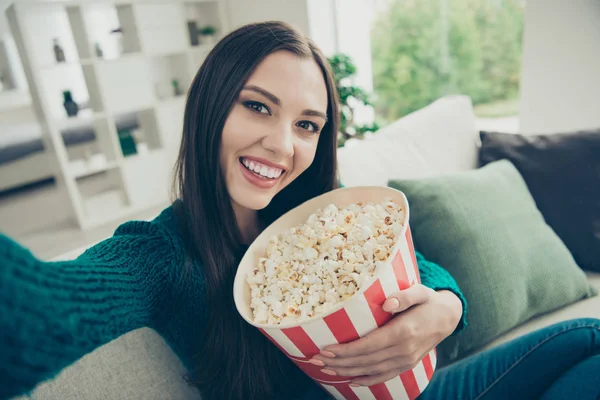 Selbstporträt der schönen attraktiven schön froh positiv charmant atemberaubend optimistisch niedlich süß sie ihre Dame machen Selfie auf modernen Smartphone — Stockfoto