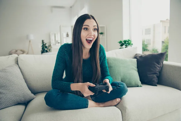 Leuke grappige funky emotionele charmante vrij heerlijke dolblij blij ze haar lady met behulp van gamepad voor het spelen van videogames — Stockfoto