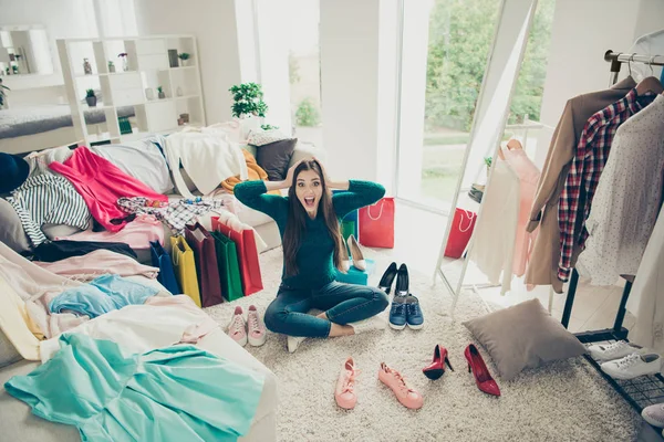 Ongelukkig gillen schreeuwen gek gek mooie schreeuwen bedrijf hoofd aan te raken maken ze haar lady can't make keuze proberen verschillende gekleed nieuwe stijl — Stockfoto