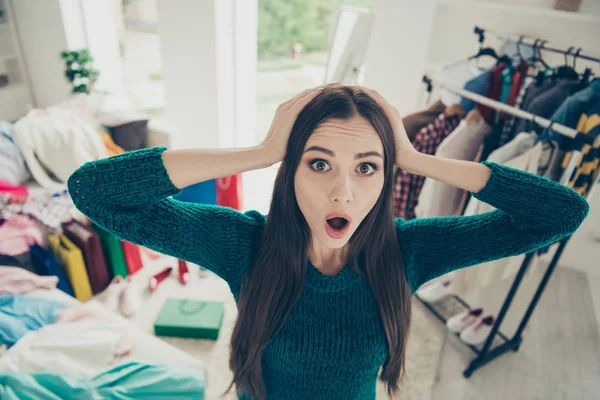 Retrato de linda linda linda encantadora chica bastante aturdido entre costosa ropa diferente difícil elección problema pregunta tocando la cabeza en vestidor interior blanco claro —  Fotos de Stock