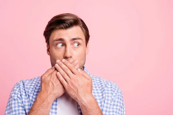 De cerca la foto de la hermosa increíble bonita él su guapo oh no ocultar la boca por los brazos no les gustan los rumores no hablan con casual cuadros traje de camisa a cuadros aislado sobre fondo de rosa — Foto de Stock