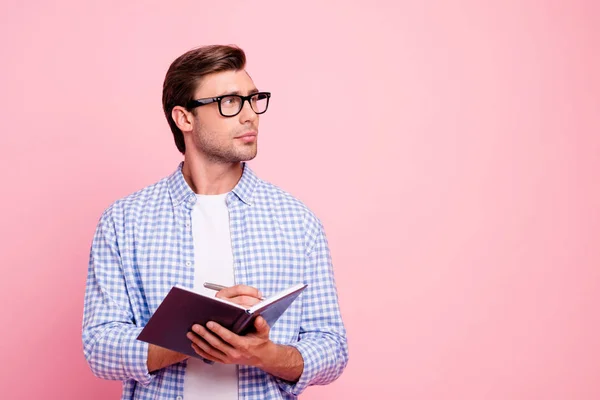 Close-up foto van mooie verbazende brunet hij hem zijn knappe armen holding pen potlood planner diep denken kijken naar lege ruimte dragen casual geruit plaid shirt outfit geïsoleerd op roze achtergrond — Stockfoto