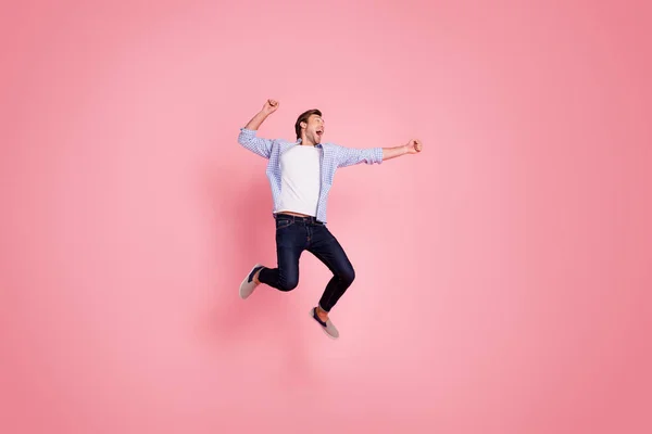 Полная длина тела фото прыжки высоко сумасшедшие приветствия он его красивый рад о результатах забастовки боулинг кричать громко носить случайные джинсы клетчатую рубашку изолированы на розовом фоне — стоковое фото