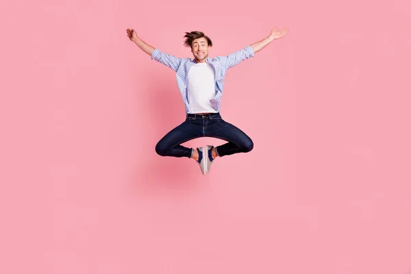 Full längd kropp storlek foto av hoppning hög galen han hans honom stilig håller hand sprida glad att träffa gäster kommer kram alla bär casual jeans rutig pläd skjorta isolerade på rosa bakgrund — Stockfoto