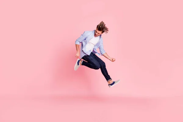 Full längd kropp storlek foto av hoppning hög galen han hans honom stilig holding föreställa elgitarr i händer försöker hårt bär casual jeans rutig pläd skjorta isolerade på rosa bakgrund — Stockfoto
