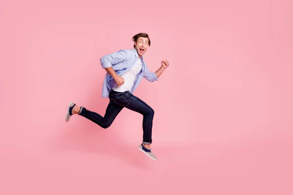 Full längd sida profil kroppen storlek foto av hoppa högt han hans honom stilig springa fort ser oh ja ja uttryck rusar bär casual jeans rutig pläd skjorta isolerade på rosa bakgrund — Stockfoto