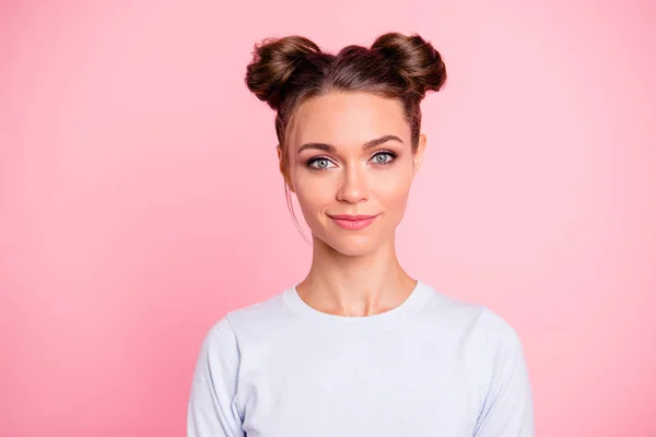 Nahaufnahme Porträt von ihr sie schön attraktiv niedlich entzückend winsome zarte fröhliche ruhige Mädchen mit Brötchen isoliert über rosa Pastell Hintergrund — Stockfoto