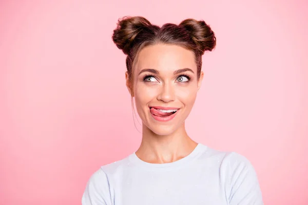 Close-up portret van haar ze aardig leuke mooie aantrekkelijke vrolijke vrolijke grappig meisje met broodjes likken van de lippen geïsoleerd over roze pastel achtergrond — Stockfoto