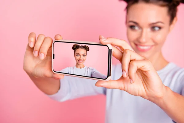 Close-up retrato dela ela agradável atraente adorável adorável doce alegre positivo menina segurando célula em mãos fazendo tomar selfie isolado sobre fundo rosa pastel — Fotografia de Stock