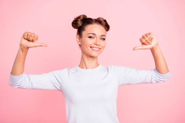 Retrato de bonito bonito adorável atraente alegre alegre menina positiva mostrando tomar-me opção gesto candidato isolado sobre fundo pastel rosa — Fotografia de Stock