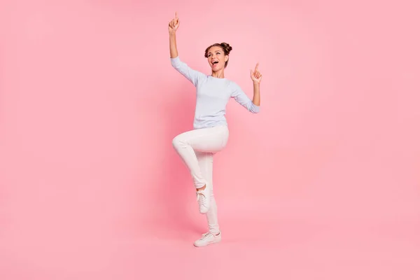 Volledige lengte lichaam grootte weergave portret van leuke mooie fascinerende aantrekkelijke slim fit dunne vrolijke vrolijke positieve grappige funky meisje dansen geïsoleerd over roze pastel achtergrond — Stockfoto